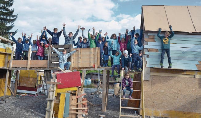 Stolz und Freude sind offensichtlich: Das Bauteam auf der Kinderbaustelle hat auch am letzten Aufbautag zugepackt &ndash; und wird dies auch beim Abbau tun. (Bilder: Thomas Schwizer)