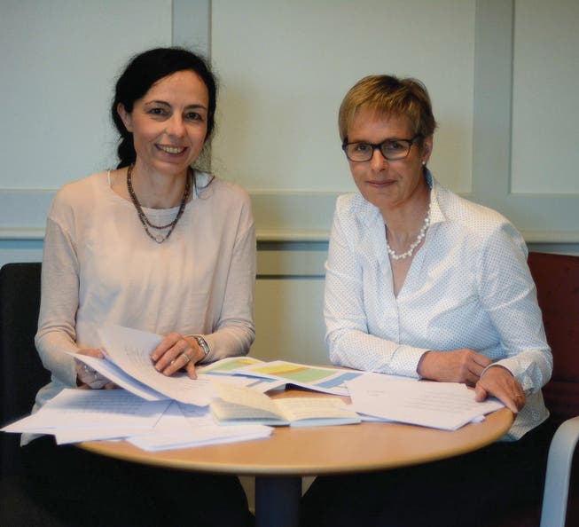 Ingrid Brühwiler und Vreni Kölbener beim Überarbeiten des neuen Appenzeller Liederbuches. (Bild: Karin Erni)
