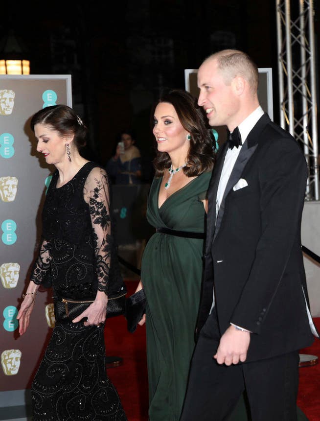 Kate und William zusammen mit Amanda Berry an den BAFTA-Awards. Statt für ein schwarzes Kleid als Statement gegen Diskriminierung von Frauen, entschied sich die Herzogin für ein dunkelgrünes Kleid. (Bild: AP)