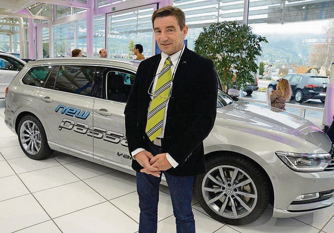 Werner Koller ist neuer Amag-Geschäftsführer, hier mit dem neuen VW Passat. (Bild: Hansruedi Rohrer)