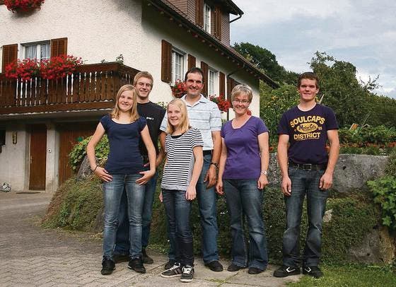 Die Bergbauernfamilie Wanner vor ihrem Haus oberhalb von Fischingen: Isabelle, Thomas, Nadine, Roland, Beatrice und Christian (v. l.). (Bild: Simon Dudle)