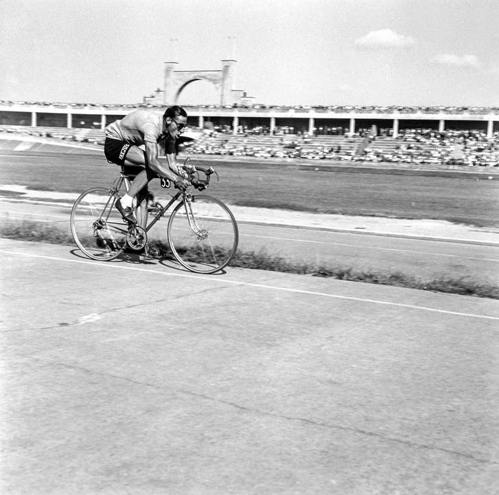 Ferdy Kübler gewinnt am 5. August 1950 das Zeitfahren der Tour de France von Saint Etienne nach Lyon. (Bild: Keystone)
