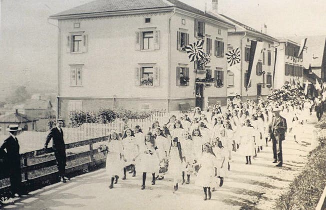 Publikum und Kinder trugen Sonntagskleider: Das Kinderfest von 1913 in Urnäsch. (Bild: pd)