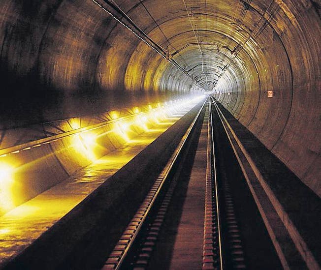 Bereits verlegte Schiene im Südportal des Gotthard-Basistunnels. (Bild: ky/Karl Mathis)