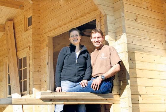 Patricia und Christoph Hauser-Ummels bauen das Feriendorf «Villa Donkey Village» in Eigenleistung. (Bild: vs.)
