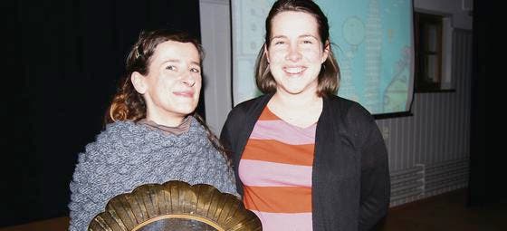 Die Siegerinnen Marlen Büchler (links) und Fiona Käppeli mit dem goldenen Löwenteller. (Bild: Severin Schwendener)