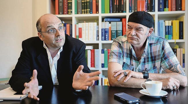 Der Anwalt Philip Stolkin und sein Mandant Walter Nowak reden in Stolkins Kanzlei in Zürich über den Fall. (Bild: Nana do Carmo)
