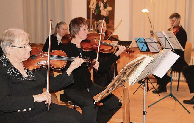 Anne-Maria Bagdasarjanz (links), die das Kammerensemble Il Piacere gegründet hat, bei einem ihrer Konzerte in der Alten Zwirnerei Mühlau. (Bild: pd)