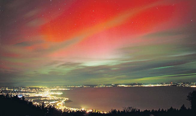 Am Abend des 30. Oktober 2003 erschienen spektakuläre Polarlichter über dem Bodensee. (Bild: Andreas Walker)