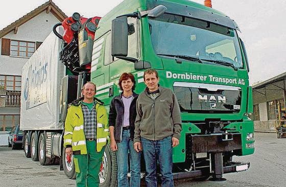Freuen sich über neuen Lastwagen, Hubert und Charlène Lanter sowie ihr langjähriger Chauffeur Hans Lutz (von links). (Bild: Fritz Bichsel)