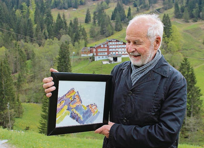 Walter Irniger mit einem seiner Bilder, die zurzeit im «Chräzerli» zu sehen sind. (Bild: ef)