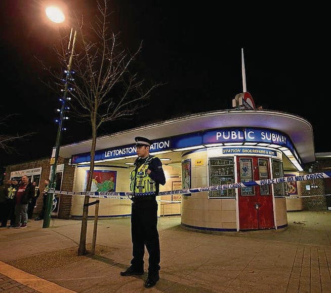 Ein Polizist vor der U-Bahnstation Leytonstone im Osten Londons, die laut den Behörden Schauplatz eines terroristischen Akts war. (Bild: ap/Jonathan Brady)