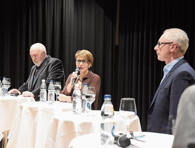 Peter Gut, Inge Schmid und Dölf Biasotto diskutierten vor allem zum Thema Spitalverbund. (Bild: Bruno Eisenhut)