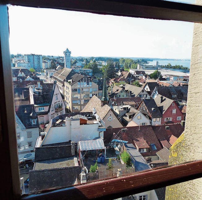 Blick aus den Fenstern der Museumsräume im Schloss über die Dächer der Altstadt. Im Hintergrund der Schädler-Turm. (Bild: Peter Gubser)