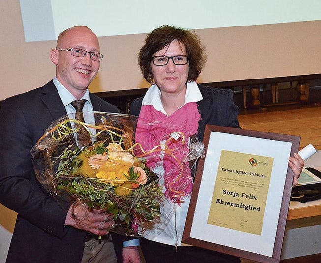Präsident David Jenni überreicht Sonja Felix Blumen und die Urkunde für die Ehrenmitgliedschaft. (Bild: Christoph Heer)