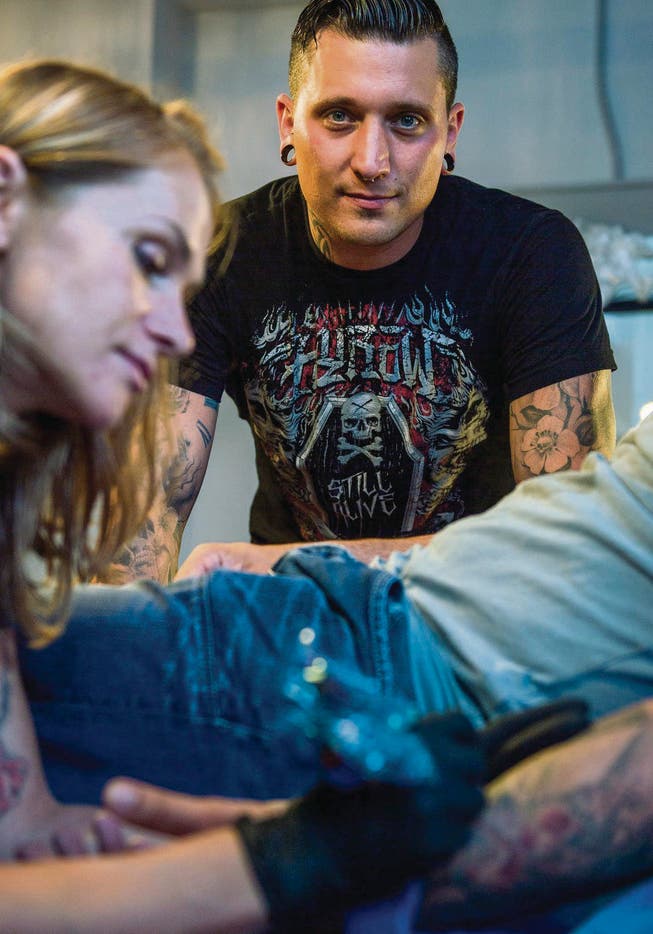 Pascal Minder in seinem Tattoostudio in Rickenbach zusammen mit Gasttätowiererin Tatiana Dmitrochenko. (Bild: Reto Martin)