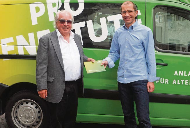 Jean-Pierre Sutter und Peter Baumgartner vor dem neuen Informationsbus, mit dem die Pro Senectute seit letztem Jahr an Anlässen teilnimmt. (Bild: Chris Gilb)