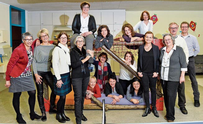 Gruppenfoto: Das Team und der Vorstand des Kindertreffs Tägerwilen posieren in den Räumlichkeiten. (Bild: Donato Caspari)