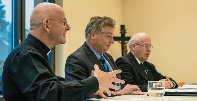 Im Gespräch: Pfarrer Alois Jehle, Kirchenpräsident Thomas Gisler und Pfarrer Josef Gander. (Bild: Reto Martin)