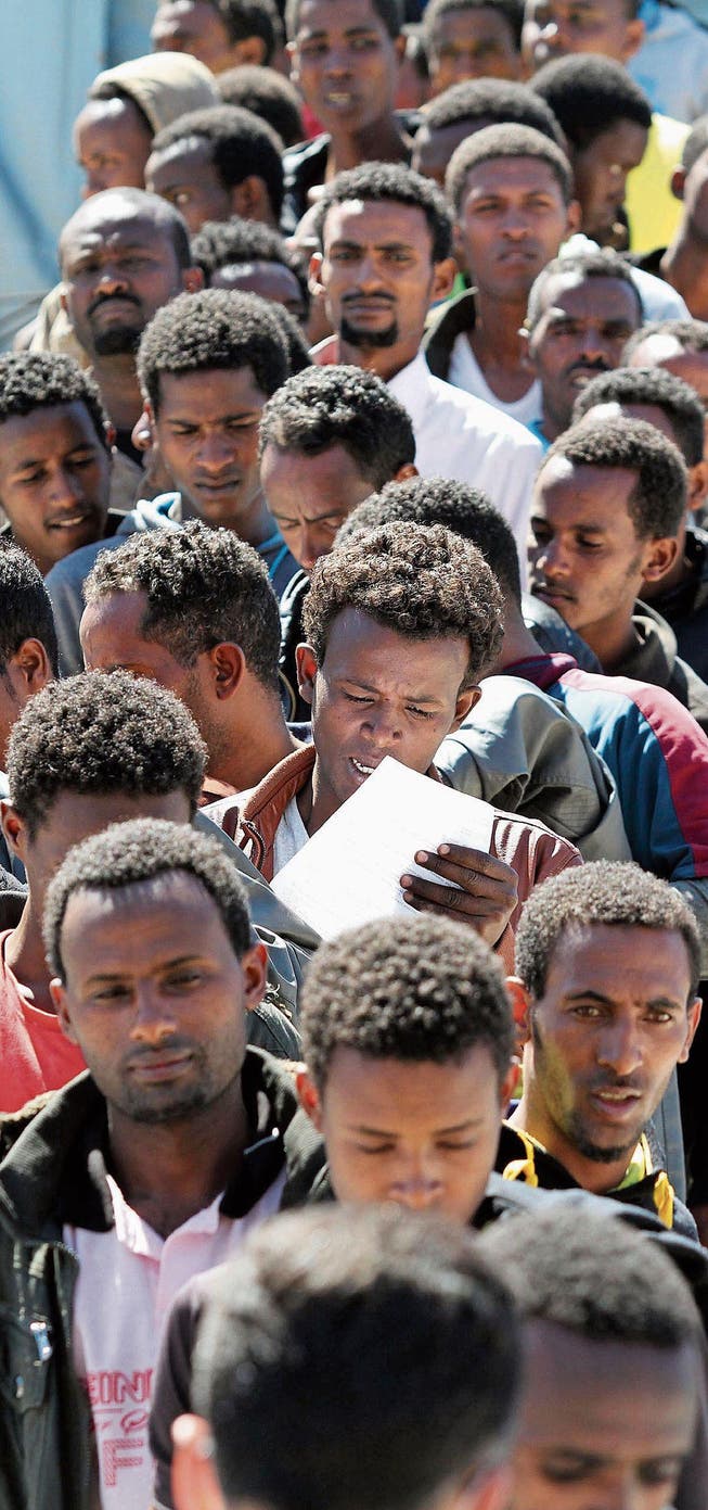 Afrikanische Flüchtlinge bei der Ankunft in Italien. (Bild: AP)