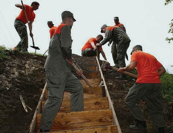 Pioniere der Zivilschutzregion AachThurLand montieren eine Treppe. (Bild: Hannelore Bruderer)