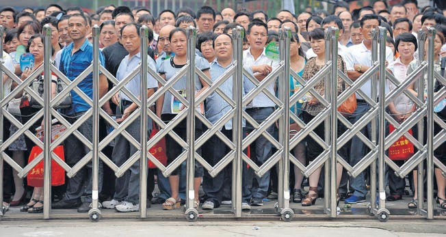 Gespannte Erwartung: Eltern warten vor den Toren einer Schule im chinesischen Fuyang auf ihre Kinder, die in der Schule die Uni-Aufnahmeprüfungen absolvieren. (Bild: ap)