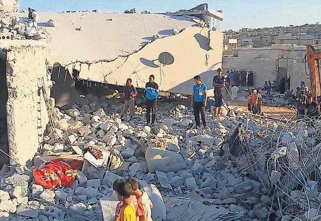 Nach den amerikanisch-arabischen Luftangriffen. Zerstörung in der syrischen Stadt Idlib, die neben der IS-Hochburg Rakka zu den Hauptzielen gehörte. (Bild: afp/Anadolu Agency)