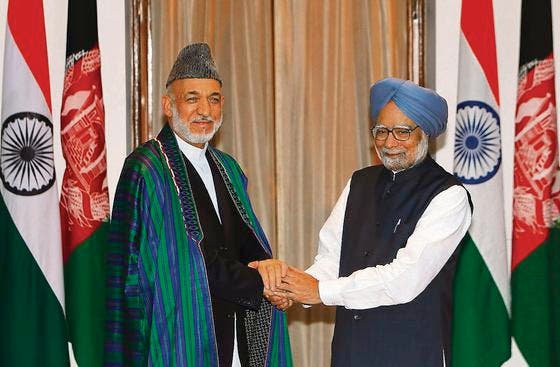 Handschlag besiegelt neue Allianz. Afghanistans Präsident Hamid Karzai und Indiens Premier Manmohan Singh in Neu Delhi. (Bild: ap/Gurinder Osan)