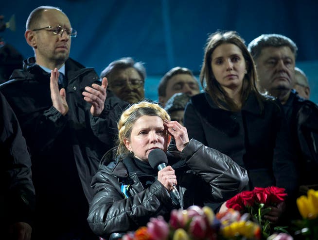 Eine sichtlich bewegte Julia Timoschenko spricht nach ihrer Freilassung zu den Anhängern der Opposition in Kiew. (Bild: Keystone)