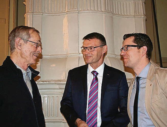 Vico Erné, Titus Moser und Sandro Erné im Gespräch. (Bild: Hugo Berger)