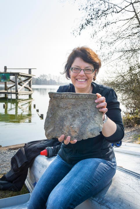 Die Leiterin Archäologie beim Kanton Thurgau, Simone Benguerel, zeigt ein Fundstück aus der Jungsteinzeit. (Bild: Andrea Stalder)