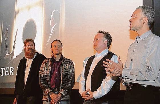 Durften den Applaus des Weltpremiere-Publikums entgegennehmen: Sam Hess, Hans Peter Roth, Andreas Meile und O'Neil Bürgi. (Bild: Christof Lampart)