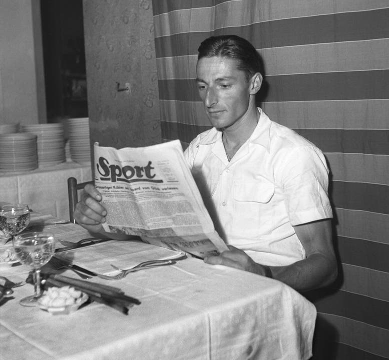 Ferdy Kübler liest in einer Sport-Zeitung, aufgenommen am 21. Juni 1949 während der Tour de France. (Bild: Keystone)