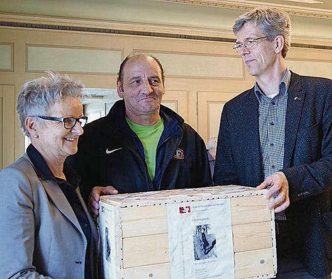 Clément Wieilly mit seiner Spendenbox, umrahmt von Vizestadtpräsidentin Christa Thorner und Stadtpräsident Anders Stokholm. (Bild: Mathias Frei)