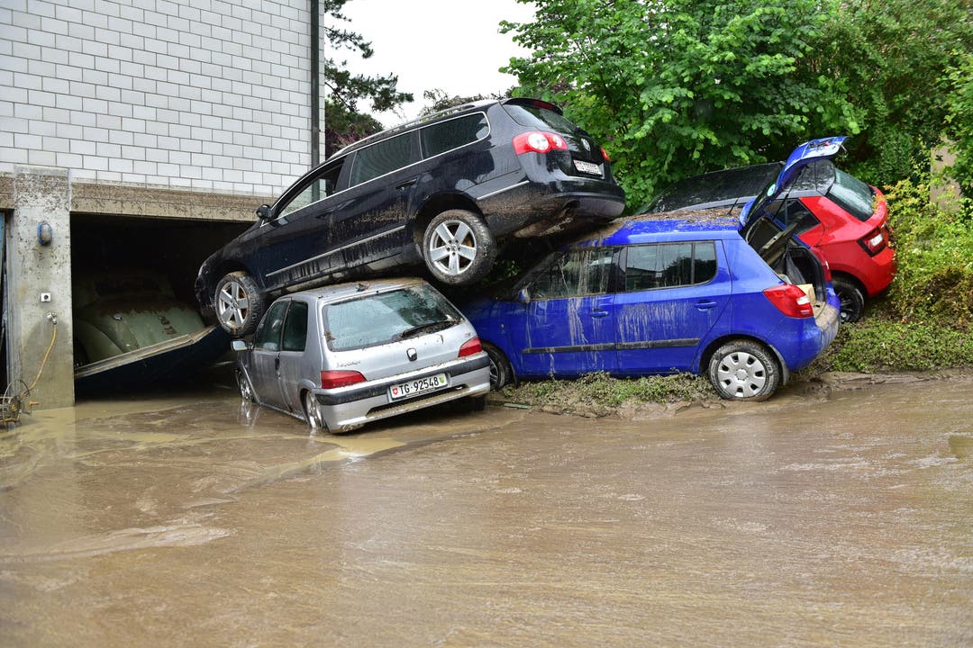 Gestapelte Autos in Kradolf. (Bild: Mario Testa)