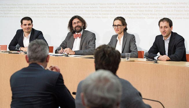 Rechtsprofessor Thomas Geiser (Mitte links) und Franziska Barmettler, die Gesichter von Rasa. (Bild: ky)