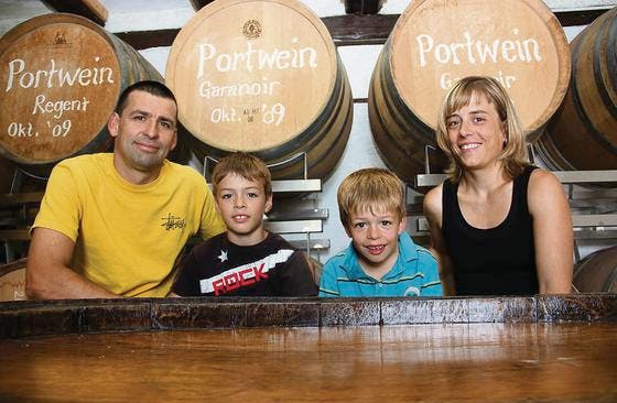 Benno, Nicolas, Mattia und Tanja: Familie Forster hat im eigenen Weinkeller Platz genommen. (Bild: Christof Lampart)