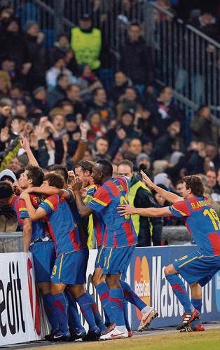 Basels Spieler feiern Torschütze Valentin Stocker (ganz links) vor ihren Anhängern. (Bild: ky/Georgios Kefalas)