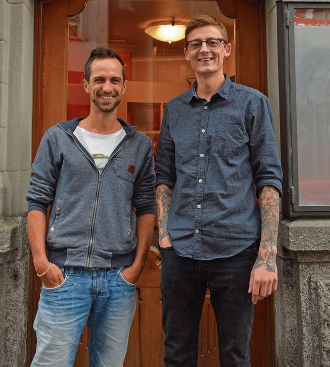 Christian Böni und Fabian Devos vor ihrem neuen Lokal. (Bild: Karin Erni)