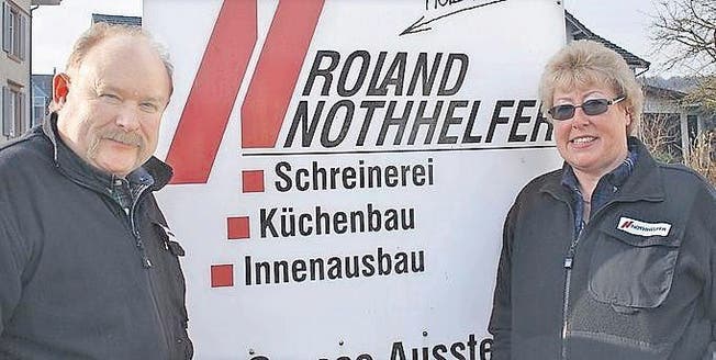 Roland und Madeleine Nothhelfer vor ihrem Firmenschild. (Bild: Margrith Pfister-Kübler)