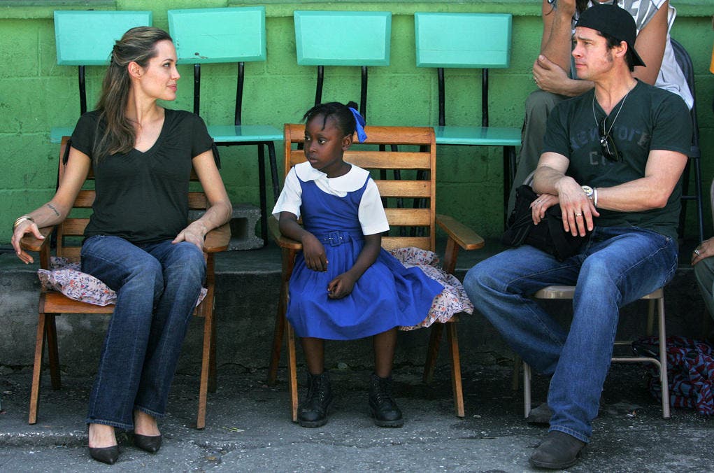 Auf wohltätiger Mission: Angelina Jolie und Brad Pitt 2006 auf Haiti. Das Paar nutzt seine Popularität immer wieder, um auf Notstände aufmerksam zu machen. (Bild: Keystone)