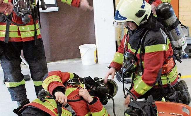 Die Feuerwehrleute übten die Atemschutz-Notfall-Grundlagen. (Bild: ei)