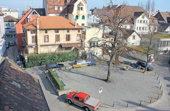 Lindenplatz: Die Bauvisiere zeigen, wo das Mehrfamilienhaus mit sechs Mietwohnungen anstelle des abbruchreifen Gebäudes gebaut werden soll. (Bild: Rudolf Hirtl)