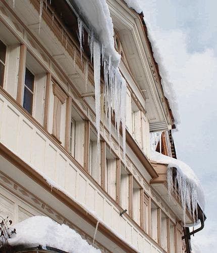 Eiszapfen, wie sie derzeit bei der Ortsdurchfahrt in Schwellbrunn zu sehen sind. (Bild: Bruno Eisenhut)
