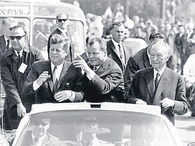 Berlinkrise 1963: Bürgermeister Willy Brandt mit US&ndash;Präsident John F. Kennedy und Bundeskanzler Konrad Adenauer. (Bild: ky/ap)