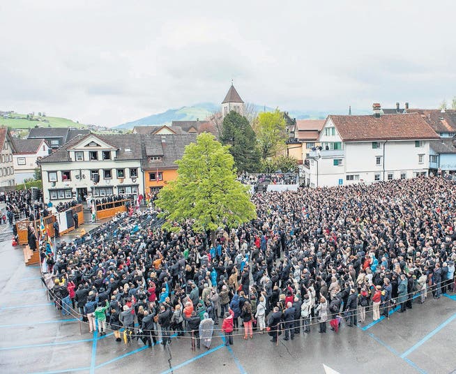 Die Landsgemeinde in Appenzell: Dieses Jahr standen die Innerrhoder weniger gedrängt als in vergangenen Jahren. (Bild: Martina Ba&scaron;ista)