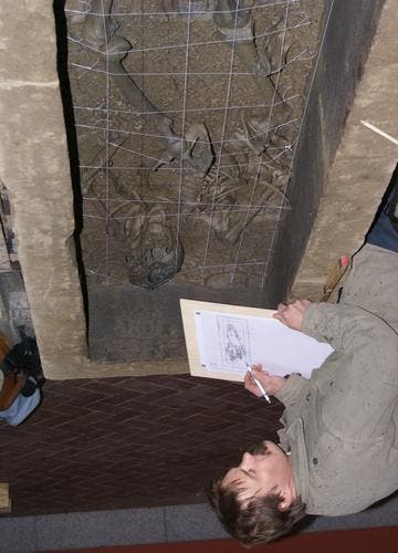 Die Bestattung im Sarkophag wird dokumentiert. (Bild: pd)