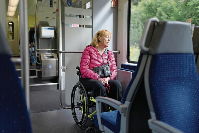 Längere Bahnreisen sind für Menschen mit Behinderung oft kompliziert. (Bild: GAETAN BALLY (KEYSTONE))