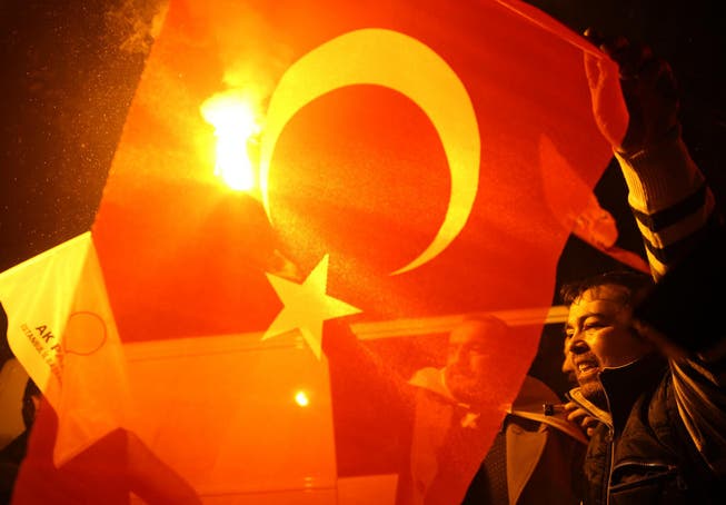 Die AKP von Präsident Erdogan macht derzeit auch ausserhalb der Türkei Werbung für die geplante Verfassungsreform. (Bild: HUSSEIN MALLA (AP))