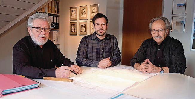 Nachfolgeregelung getroffen: Der neue Geschäftsführer von Wickli + Partner, Cyril Rutz (Mitte), mit Hans Rudolf Wickli (links) und Franco Pellegrini. (Bild: Serge Hediger)